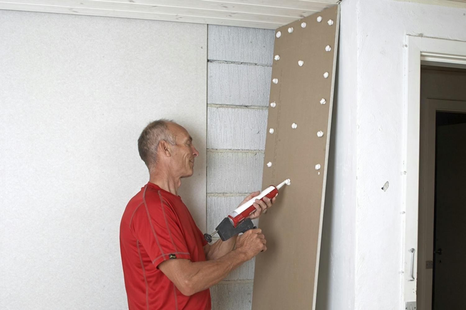 Purista tasoitetta levyn taakse noin 20 sentin välein. Purista tasoitetta levyn taakse noin 20 sentin välein.